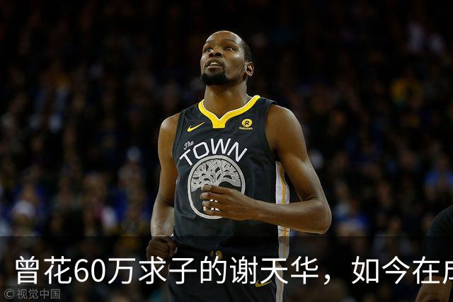 曾花60万求子的谢天华，如今在成都陪11岁儿子喂熊猫，状态太真实